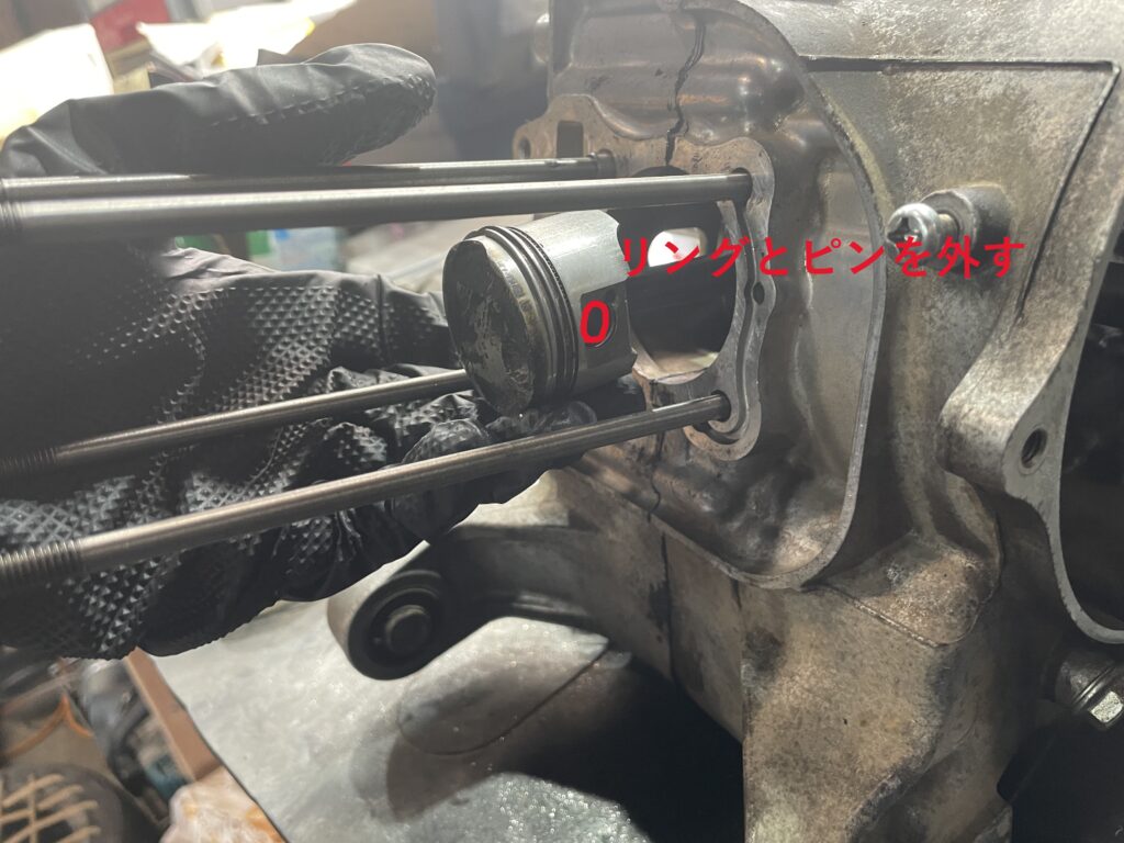 A409エンジンのピストン