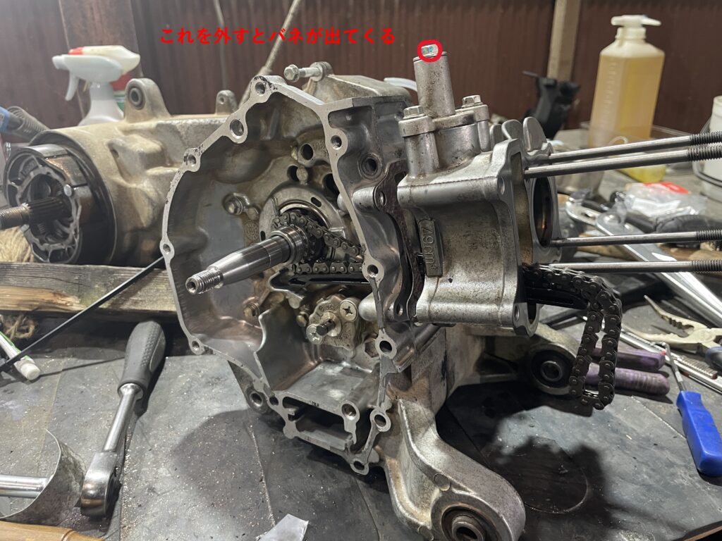 A409エンジンヘッドの分解過程