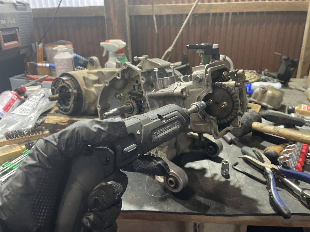 A409エンジン分解手順。カムギアの取り外し。